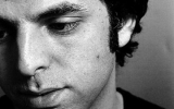 Etgar Keret se narodil v roce 1967 v Tel Avivu a patří nepochybně k nejoblíbenějším spisovatelům mladé generace v Izraeli. Etgar Keret se narodil v roce 1967 v Tel Avivu a patří nepochybně k nejoblíbenějším spisovatelům mladé generace v Izraeli.