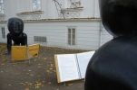 Miminka Davida Černého na pražské Kampě jsou prvními sochami, které se začetly do darovaných knih. Podobné akce, konané v rámci projektu Praha, kreativní město literatury, budou v listopadu pokračovat i v dalších městských částech.