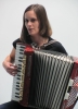 Hana Lundiaková zahrála v Domě čtení na akordeon.