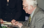 Josef Škvorecký podepisoval na festivalu své knihy.